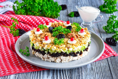 Салат с курицей, черносливом и грецким орехом
