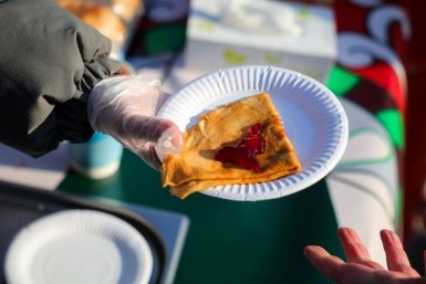 Омичи смогут бесплатно отведать тысячи порций блинов и чая на Масленицу