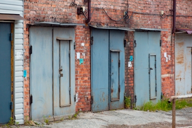 В омских Нефтяниках двое мужчин избили подростка и отрезали ему волосы