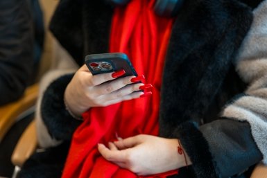 Утренний скроллинг ленты убивает продуктивность и повышает тревожность — что советуют психиатры