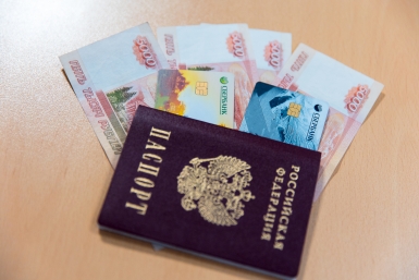 Деньги, финансы, купюра, рубли, паспорт, зарплата, пенсия, карта банковская Илья Аверьянов, ИА PrimaMedia