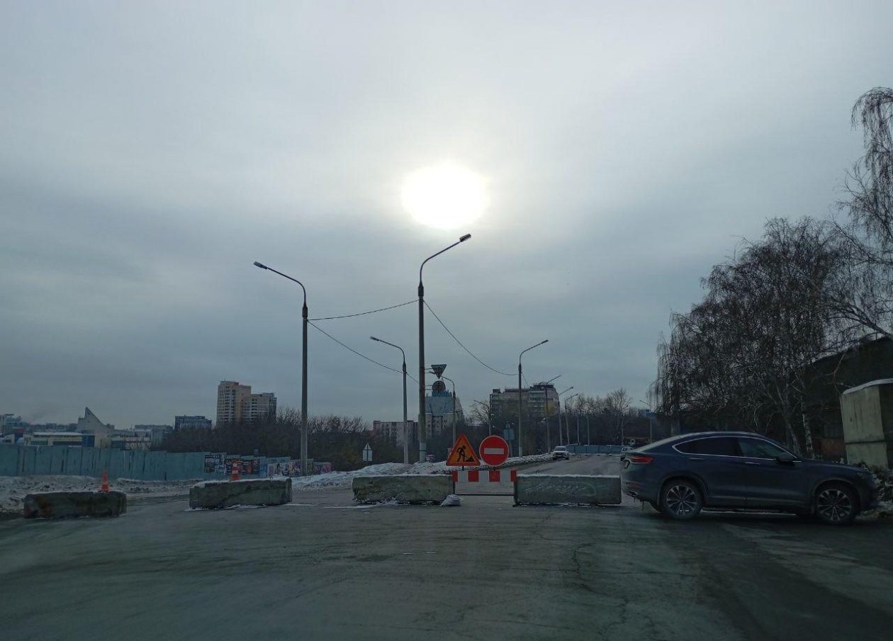 В центре Омска внезапно перекрыли дорогу Госавтоинспекция Омской области