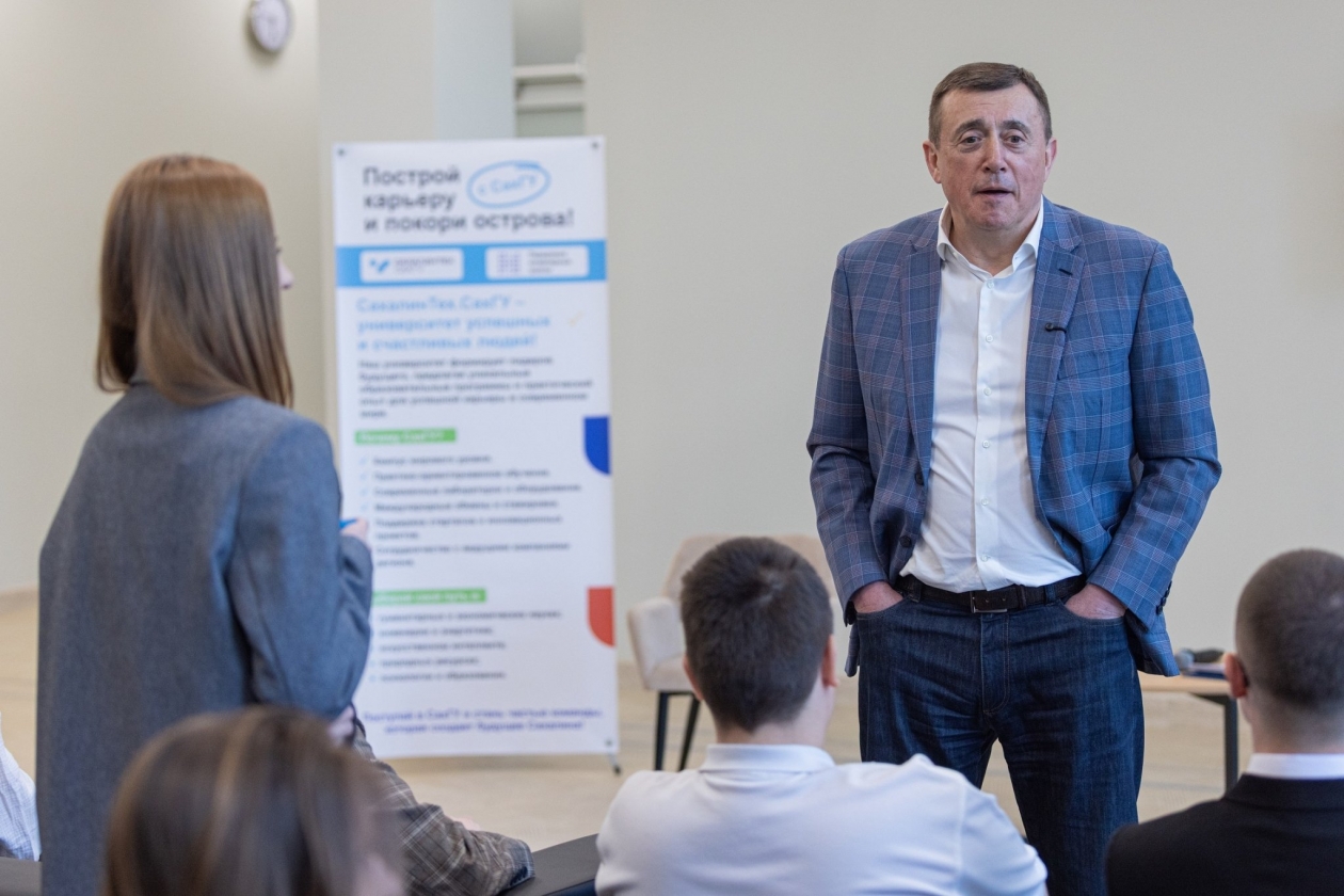 Встреча губернатора Валерия Лимаренко с школьниками и студентами пресс-служба правительства Сахалинской области