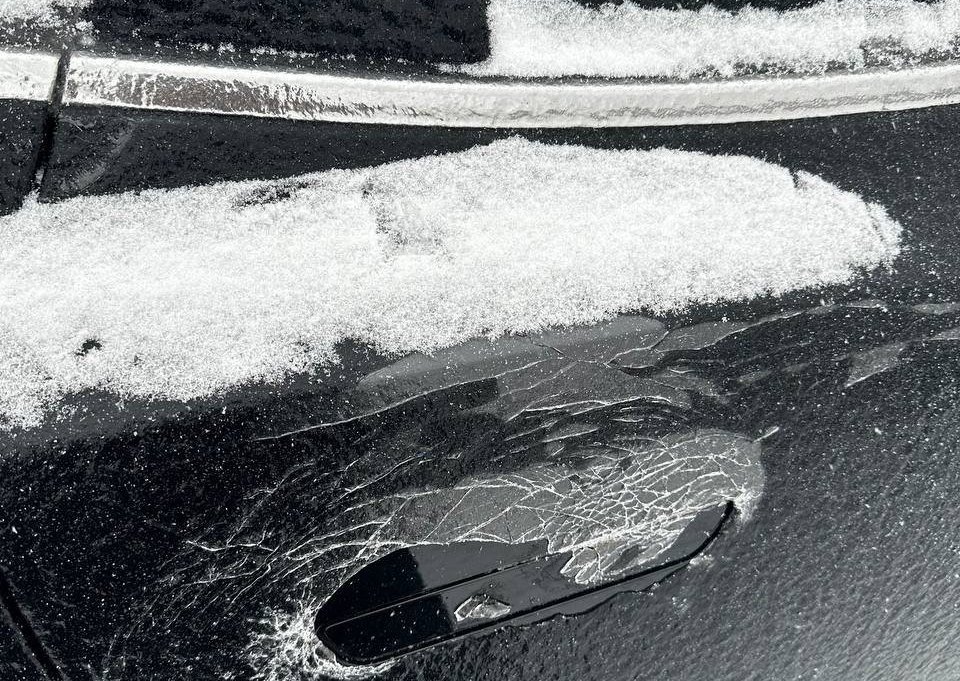 Последствия первого снегопада и резкого мороза в Омске