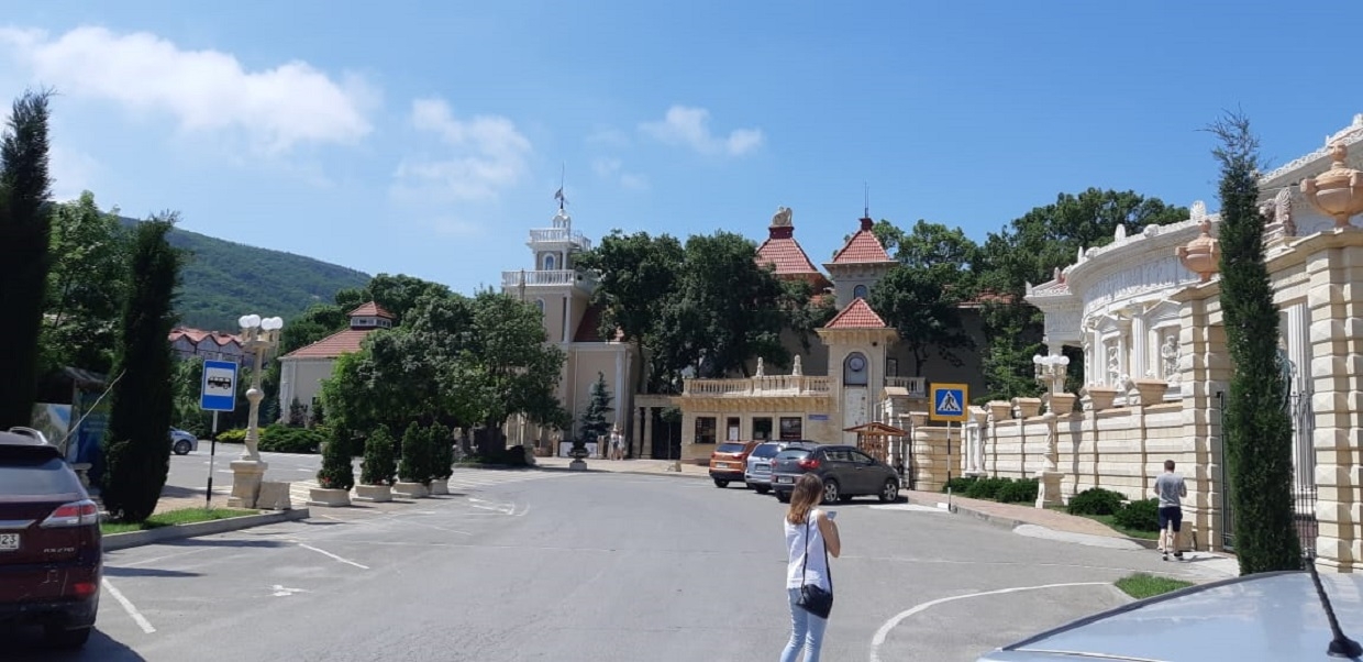 Кабардинка, Краснодарский край, люди,туризм, отдых, село, лето, дома Людмила Лата, ИА KrasnodarMedia